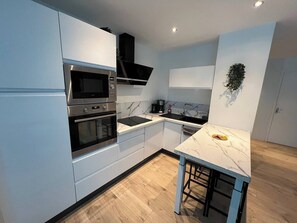 Refrigerador, microondas, horno y parrilla de estufa