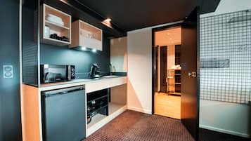 Refrigerador, microondas, placa de cocina, cafetera expreso