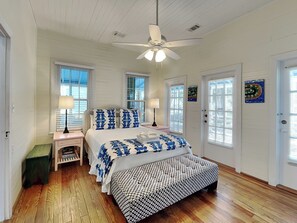 5 bedrooms, iron/ironing board, WiFi, bed sheets - Historic cottage w. private pool, multiple living areas + steps to the beach. (Tybee Island)