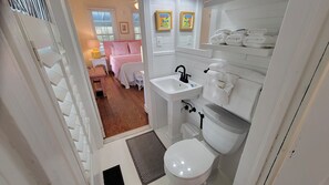 5 bedrooms, iron/ironing board, WiFi, bed sheets