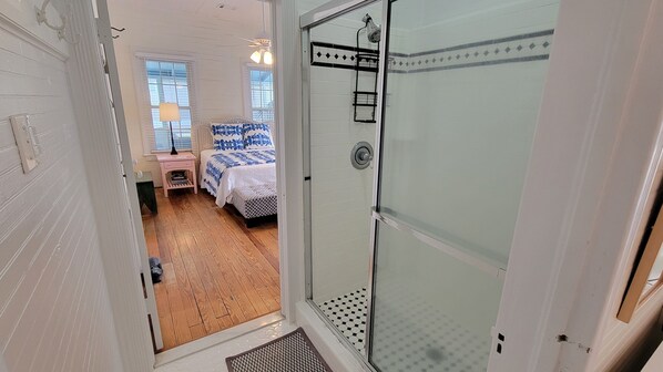 5 bedrooms, iron/ironing board, WiFi, bed sheets