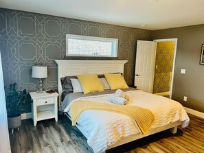 3 bedrooms, desk, iron/ironing board, WiFi - Romantic Villa (Troy)