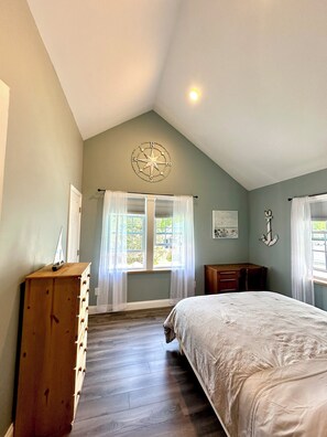 3 bedrooms, desk, iron/ironing board, WiFi - Romantic Villa (Troy)
