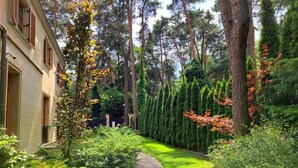 A garden pathway leading to a building with a brick facade and large windows. - Stately Home 25 mins to central Warsaw (Magdalenka)