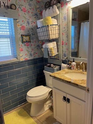 Dusche, Haartrockner, Handtücher, Seife