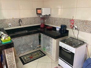 Refrigerador, microondas, parrilla de estufa y cafetera y tetera 