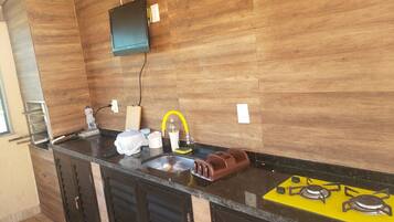 Réfrigérateur, micro-ondes, plaque de cuisson, cafetière/bouilloire