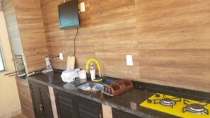 Refrigerador, microondas, parrilla de estufa y cafetera y tetera 