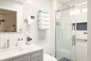 Ducha, secador de pelo, toallas, jabón