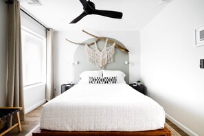 4 chambres, bureau, fer et planche à repasser, lit parapluie