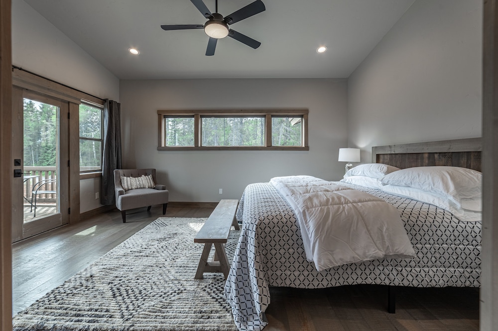 STAY N PLAY HERE 2bed/2ba BRAND NEW CONDO 7 MI FROM GLACIER 21