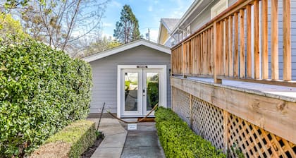Cozy Ashland Studio: King Bed, 1 mile from Plaza!