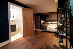 2 bedrooms, iron/ironing board, WiFi, bed sheets - The Nest: Luxury 16 person Apt w jacuzzi & parking (Blackpool)