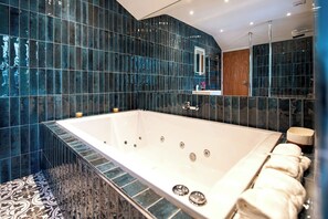 Hair dryer - The Nest: Luxury 16 person Apt w jacuzzi & parking (Blackpool)