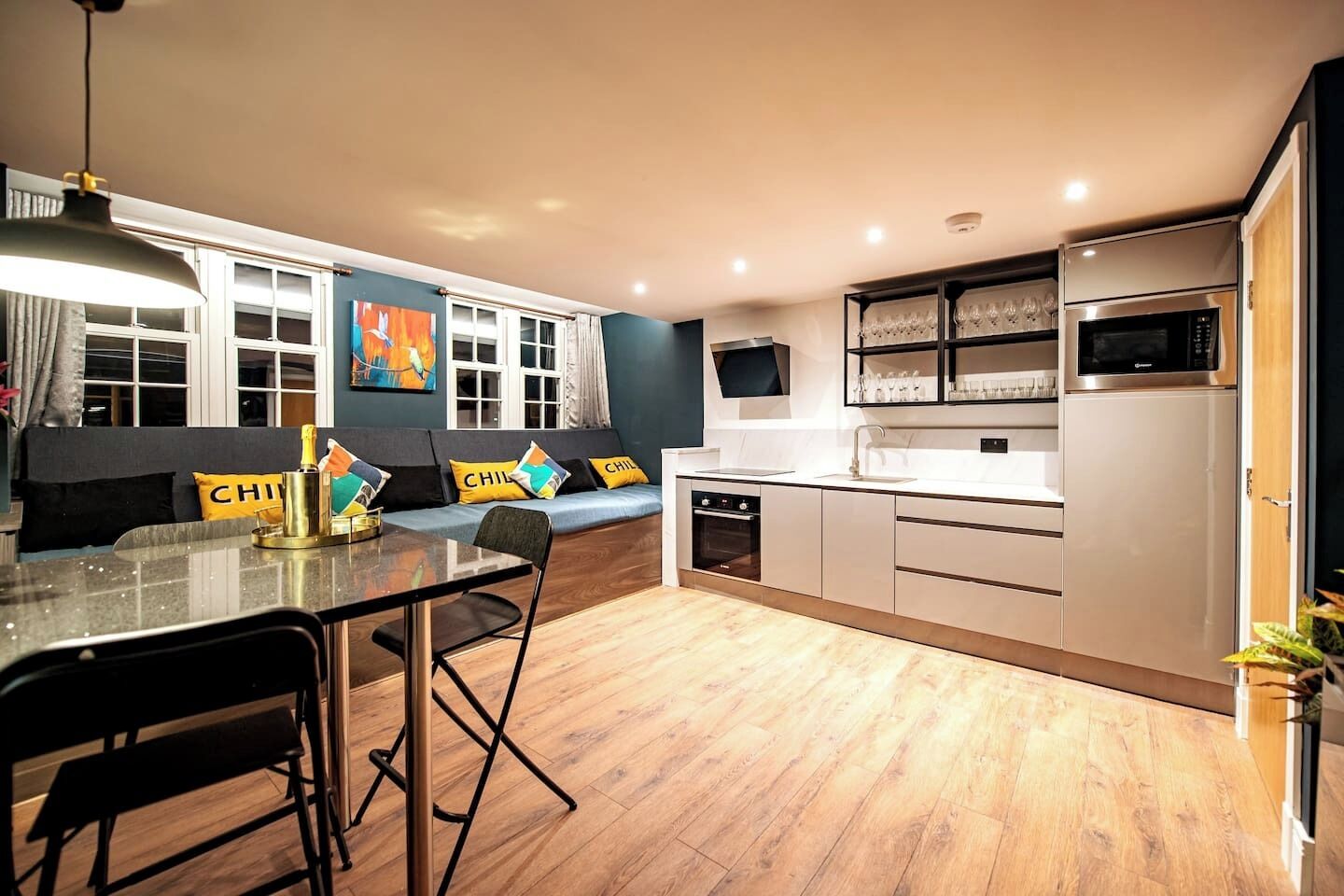 Een koelkast, een microgolfoven, een oven, een kookplaat