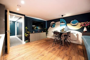 Dining - The Nest: Luxury 16 person Apt w jacuzzi & parking (Blackpool)