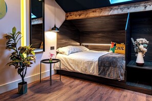 2 bedrooms, iron/ironing board, WiFi, bed sheets - The Nest: Luxury 16 person Apt w jacuzzi & parking (Blackpool)