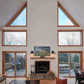 テレビ、暖炉、書斎 / ワークスペース