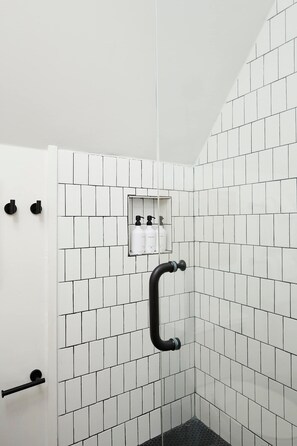 Badekar, hårføner, håndklær og sjampo