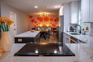 Frigorífico, microondas, horno y placa de cocina