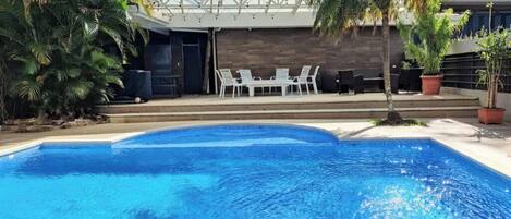 Una piscina al aire libre