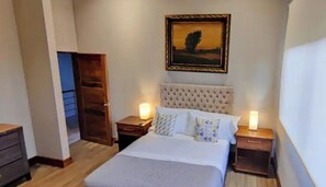 6 bedrooms, iron/ironing board, free WiFi, bed sheets - 5-star home near the airport (Río Oro)