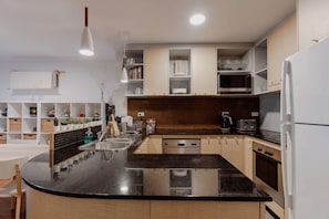 Refrigerador, microondas, horno y parrilla de estufa
