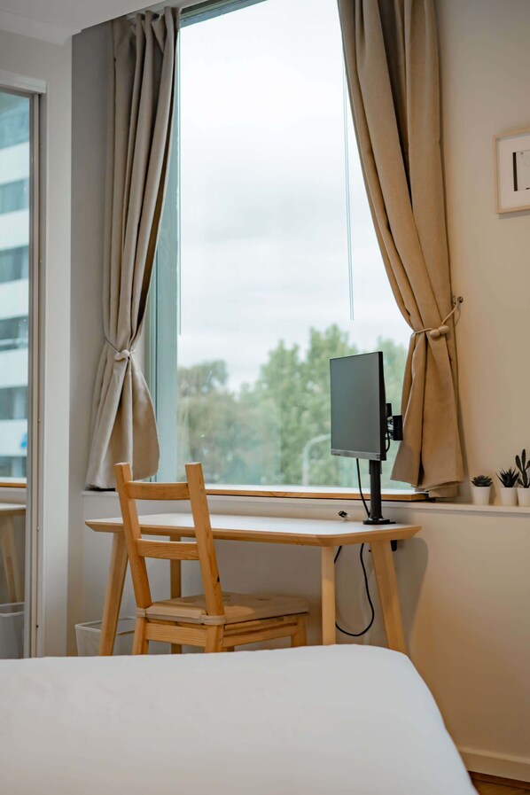 2 bedrooms, desk, iron/ironing board, WiFi