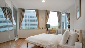 2 habitaciones, escritorio, tabla de planchar con plancha y wifi 