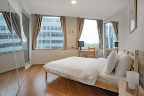 2 bedrooms, desk, iron/ironing board, WiFi - Central 2-Bed with Gym and Secure Parking (Canberra)