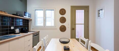 Een koelkast, een microgolfoven, een oven, een kookplaat