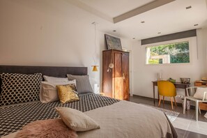 3 chambres, coffres-forts dans les chambres, fer et planche à repasser