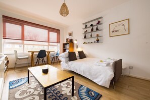 1 slaapkamer, een strijkplank/strijkijzer, gratis wifi, beddengoed