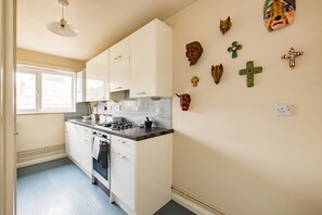 Een koelkast, een oven, een kookplaat, een vaatwasser