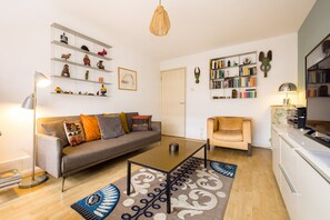 Smart TV, DVD player, books, stereo