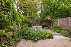 Outdoor dining - Architect designed Georgian modern townhouse (London)