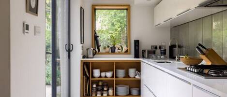 冷蔵庫、電子レンジ、オーブン、コンロ