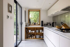 Réfrigérateur, four à micro-ondes, un four, surface de cuisson