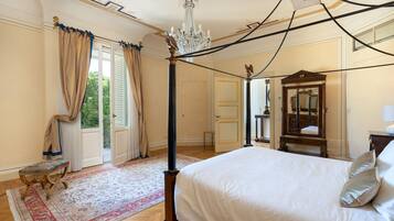 12 bedrooms, iron/ironing board, free WiFi, bed sheets