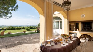 Une table à manger installée à l’extérieur, offrant une vue sur la campagne.