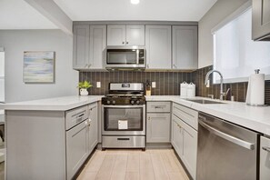 Fridge, microwave, oven, stovetop - Clean & Spacious 2BR/2BA Near Disney (Fullerton)