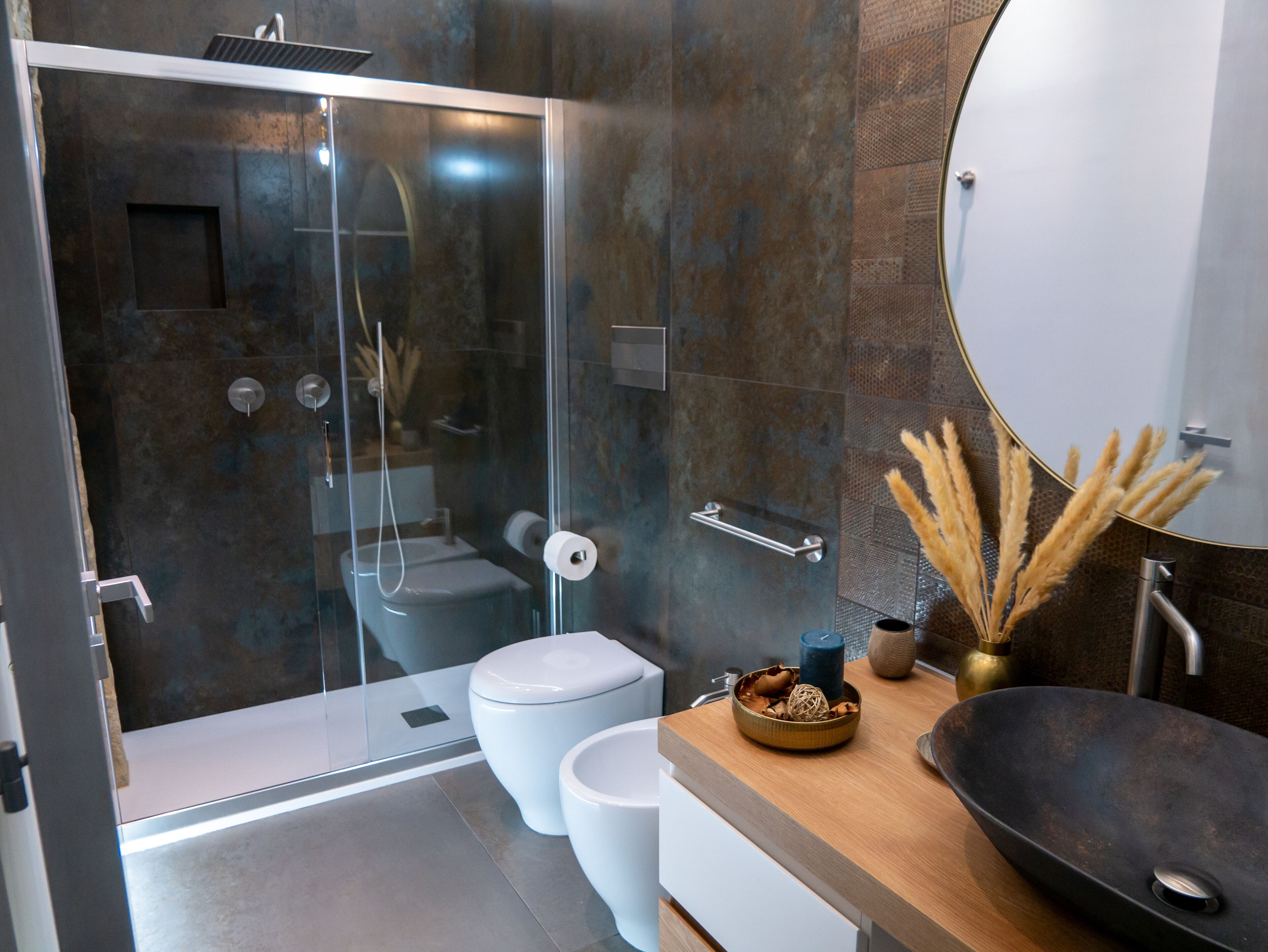 Douche, articles de toilette gratuits, sèche-cheveux, peignoirs