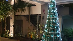 Een kerstboom met lichtjes en cadeaus in de hotelhal.
