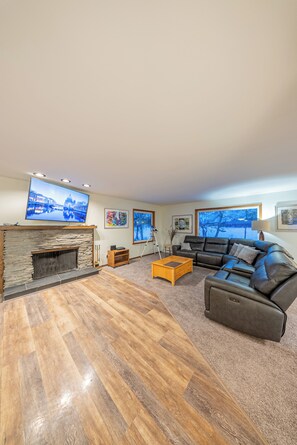 TV connectée, cheminée, jeux vidéo, baby-foot