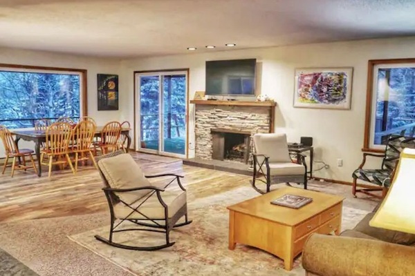 Smart TV, chimenea, videojuegos, futbolito