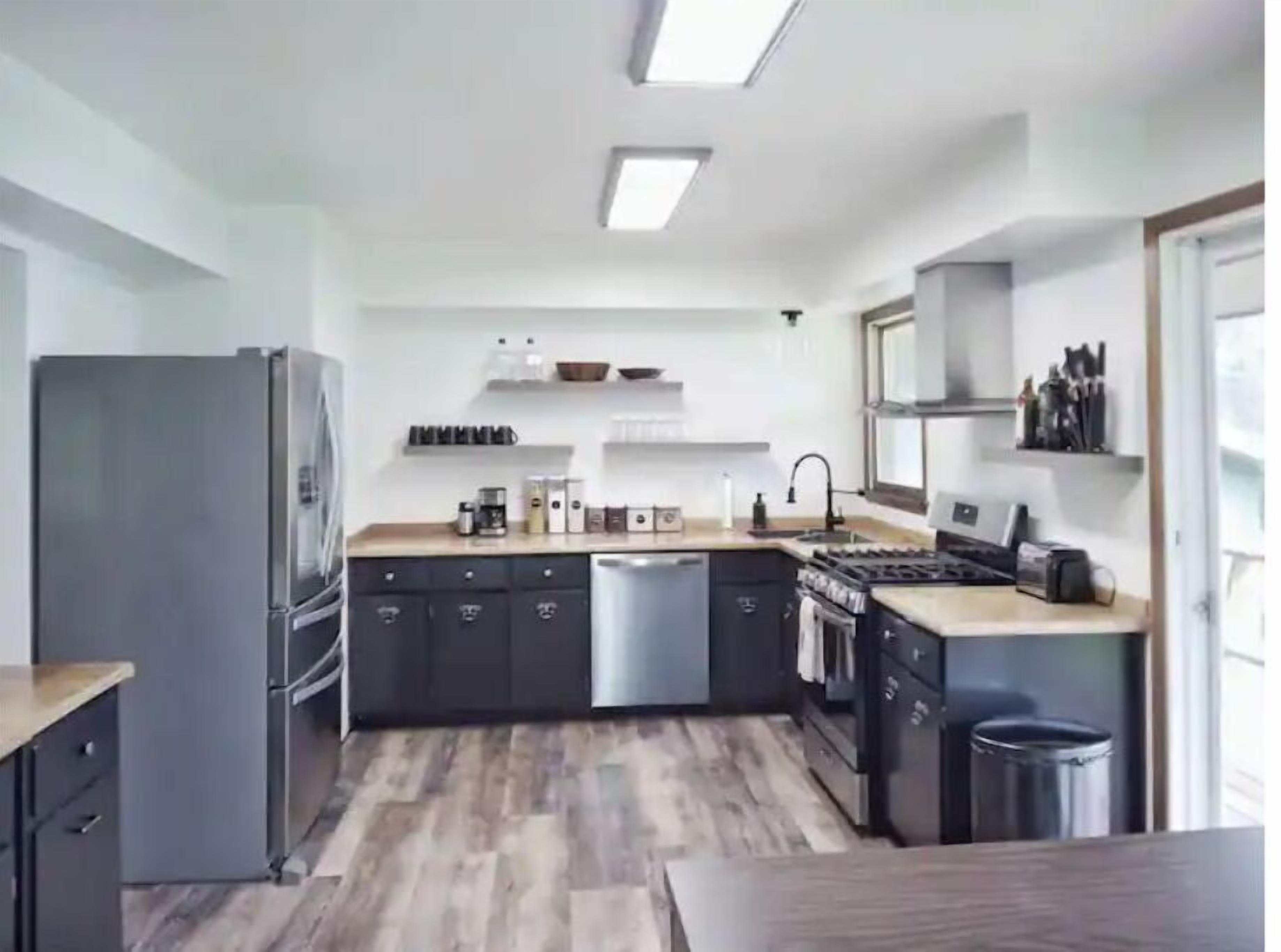 Jääkaappi, mikroaaltouuni, uuni, liesi