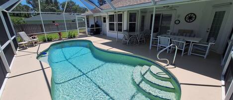 Een buitenzwembad en een verwarmd zwembad