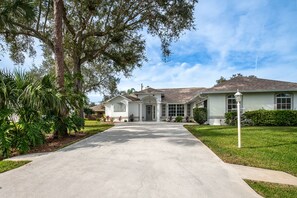 Exterior - ☆☀︎❀Coastal Retreat! Heated Pool, Boat/RV Parking Double Lot, 3 miles to Beach! (Sebastian)