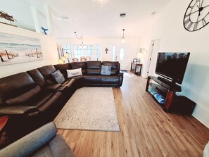 Smart TV - ☆☀︎❀Coastal Retreat! Heated Pool, Boat/RV Parking Double Lot, 3 miles to Beach! (Sebastian)