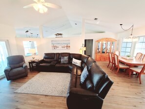 Smart TV - ☆☀︎❀Coastal Retreat! Heated Pool, Boat/RV Parking Double Lot, 3 miles to Beach! (Sebastian)